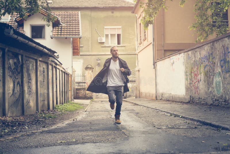 Hombre de negocios Running Hombre joven que corre en la calle foto de archivo libre de regalías Hombre de negocios Running Hombre joven que corre en la calle foto de archivo libre de regalías