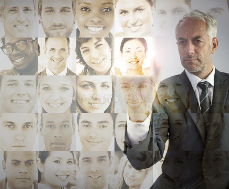 Hombre de negocios serio que elige a los empleados futuros foto de archivo libre de regalías Hombre de negocios serio que elige a los empleados futuros foto de archivo libre de regalías