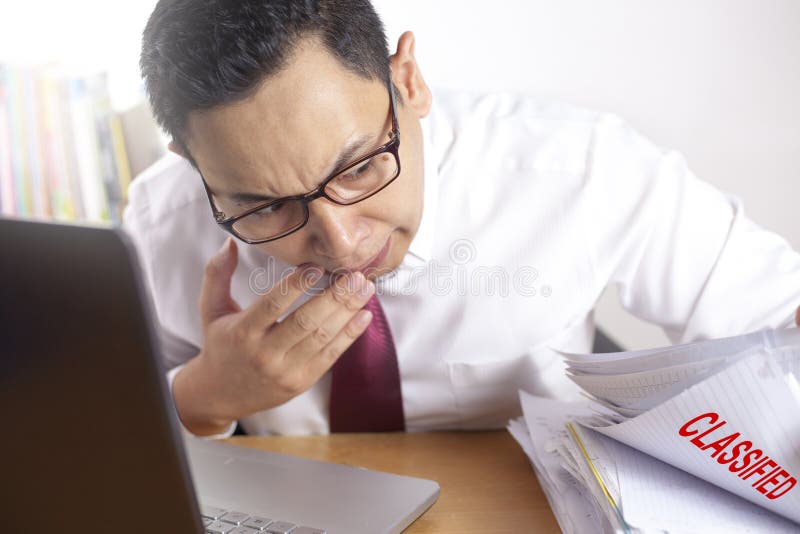 Hombre de negocios Shocked para ver máximo secreto de la compañía fotografía de archivo libre de regalías Hombre de negocios Shocked para ver máximo secreto de la compañía fotografía de archivo libre de regalías