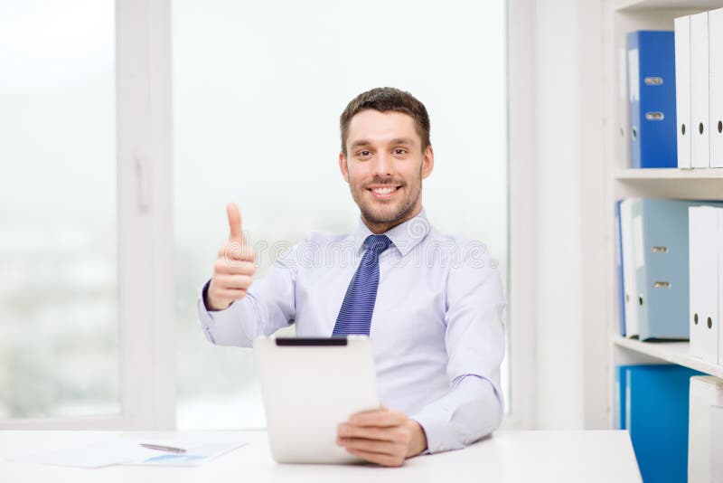 Hombre de negocios sonriente con PC y los documentos de la tableta foto de archivo libre de regalías Hombre de negocios sonriente con PC y los documentos de la tableta foto de archivo libre de regalías