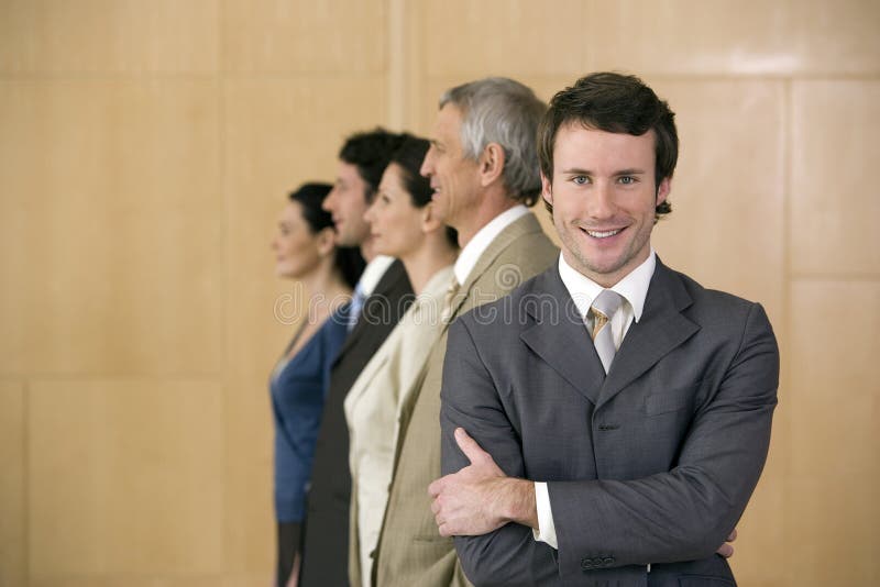 Hombre de negocios sonriente confidente imágenes de archivo libres de regalías Hombre de negocios sonriente confidente imágenes de archivo libres de regalías