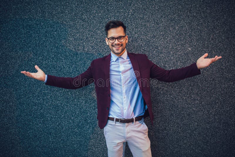 Hombre de negocios sonriente joven moderno al aire libre imágenes de archivo libres de regalías Hombre de negocios sonriente joven moderno al aire libre imágenes de archivo libres de regalías