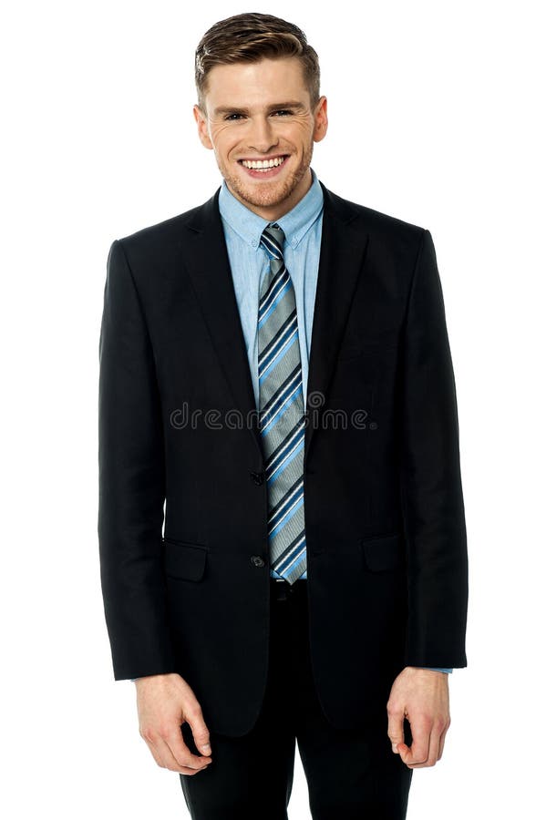 Hombre de negocios sonriente que presenta ocasional fotografía de archivo libre de regalías Hombre de negocios sonriente que presenta ocasional fotografía de archivo libre de regalías