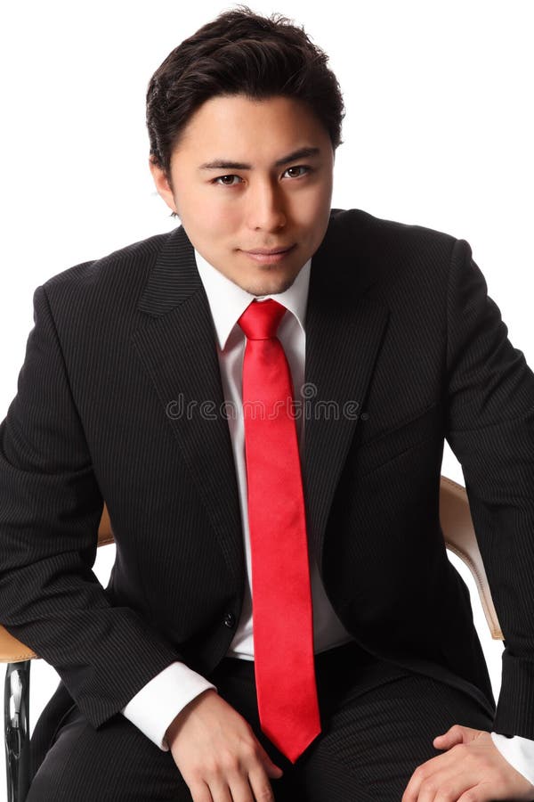 Hombre de negocios sonriente que se sienta fotografía de archivo libre de regalías Hombre de negocios sonriente que se sienta fotografía de archivo libre de regalías