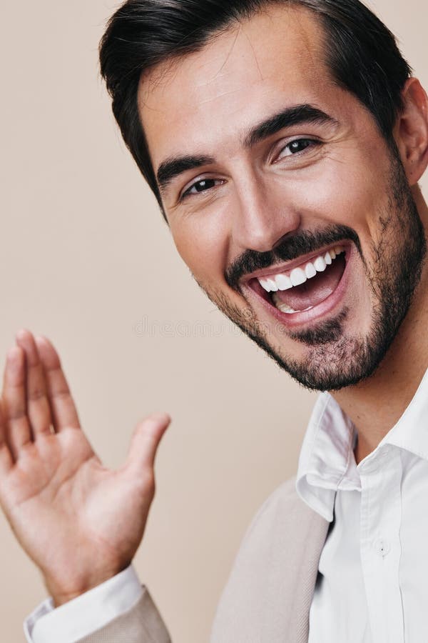 Hombre de negocios sonriente traje de hombre de negocios retrato de espacio de copiado beige que es apuesto imágenes de archivo libres de regalías