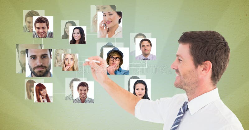 Hombre de negocios sonriente usando la pantalla futurista con los retratos del vuelo ilustración del vector Hombre de negocios sonriente usando la pantalla futurista con los retratos del vuelo ilustración del vector