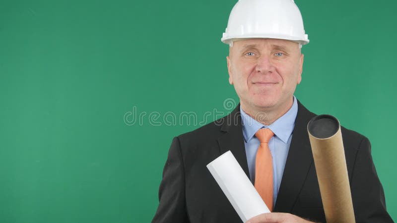 Hombre de negocios sonriente Wearing Helmet Smiling feliz en entrevista imagenes de archivo Hombre de negocios sonriente Wearing Helmet Smiling feliz en entrevista imagenes de archivo