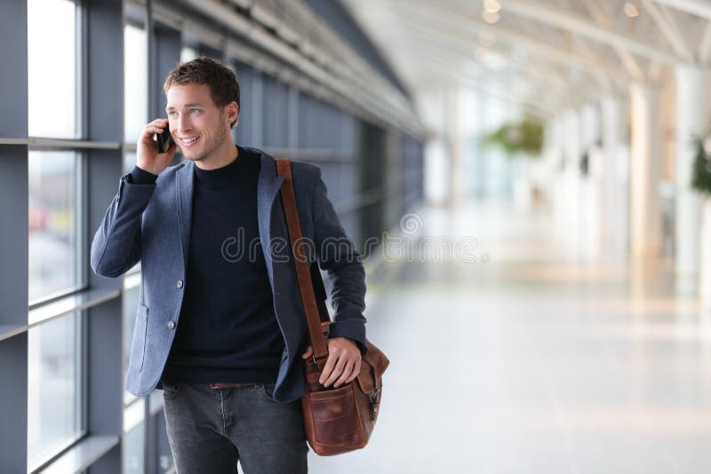 Hombre de negocios urbano que habla en el teléfono elegante