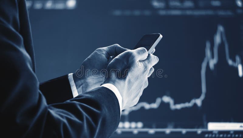 Hombre de negocios usando el teléfono elegante móvil, aumentando el fondo del gráfico El crecimiento del negocio, inversión e inv imagen de archivo libre de regalías