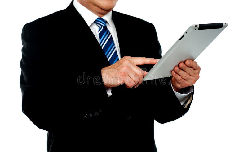 Hombre de negocios usando la tablilla, imagen cosechada fotografía de archivo libre de regalías Hombre de negocios usando la tablilla, imagen cosechada fotografía de archivo libre de regalías