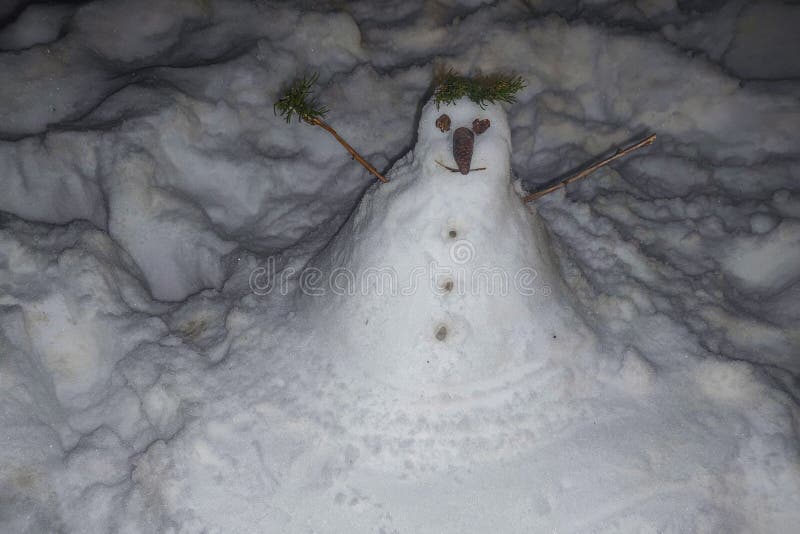 Hombre de nieve mano hecho de noche fotografía de archivo libre de regalías