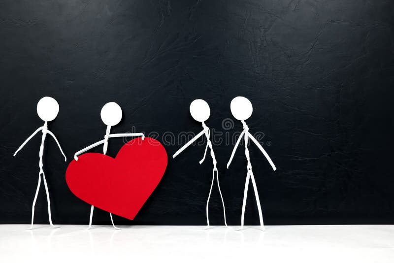 Hombre de palos con forma de corazón rojo grande mientras da a otras personas. compartir amor y amabilidad dar esperanza ayudando
