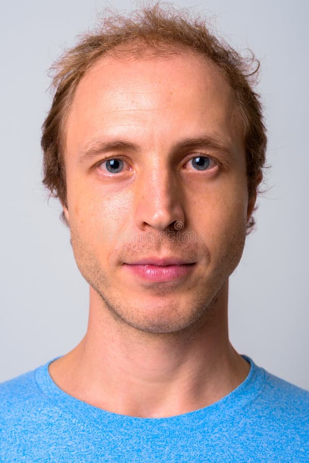 Hombre de pelo rubio con fondo blanco fotografía de archivo