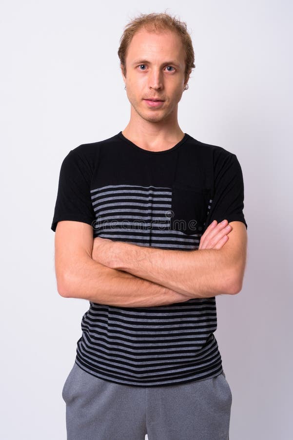 Hombre de pelo rubio con fondo blanco foto de archivo