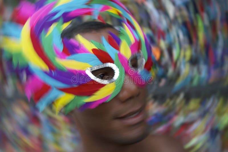 Hombre de Salvador Carnival Samba Dancing Brazilian en máscara colorida fotos de archivo libres de regalías Hombre de Salvador Carnival Samba Dancing Brazilian en máscara colorida fotos de archivo libres de regalías