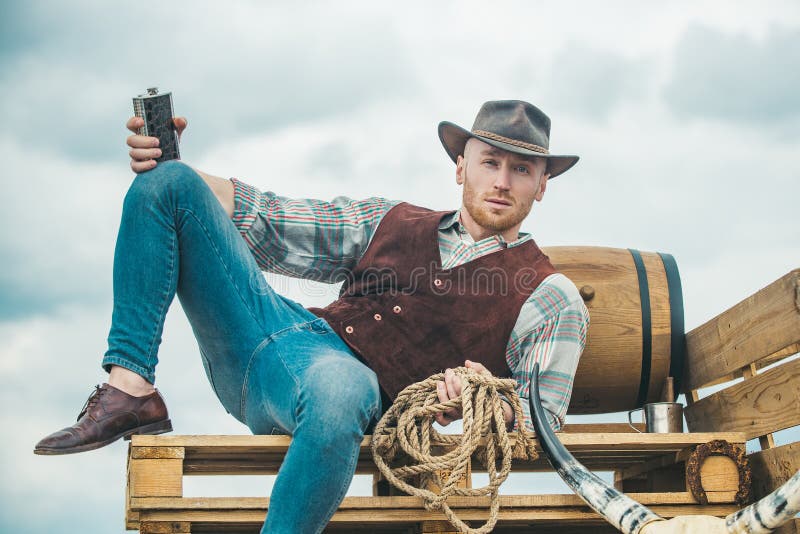 Hombre De Vaquero Guapo Vaquero Con Sombrero Vida Occidental Hombre Sin Afeitar Con Sombrero De Vaquero Y Camisa Envuelta Bebiend Imagen de archivo - Imagen de hombre, masculinidad: 165022203 Hombre De Vaquero Guapo Vaquero Con Sombrero Vida Occidental Hombre Sin Afeitar Con Sombrero De Vaquero Y Camisa Envuelta Bebiend Imagen de archivo - Imagen de hombre, masculinidad: 165022203