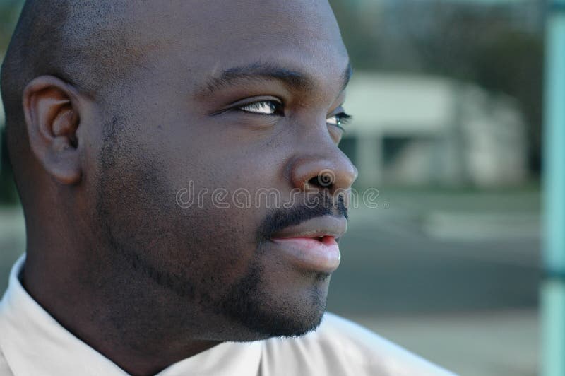 Hombre del afroamericano que mira s fotografía de archivo libre de regalías Hombre del afroamericano que mira s fotografía de archivo libre de regalías