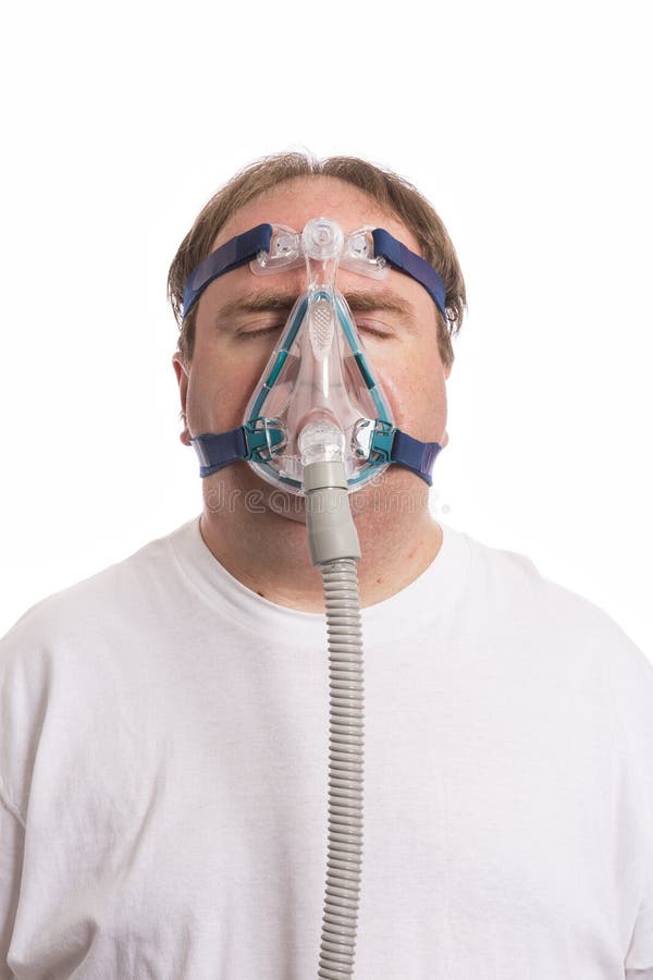 Hombre asiático con apnea del sueño mediante máquina de CPAP, vistiendo  gorras de máscara para conectar el tubo de aire, el enfoque selectivo sobre  el hombre y la sombrerería máscara Fotografía de