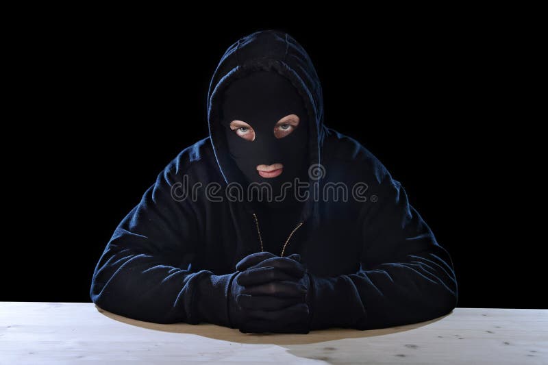 Hombre del criminal o del terrorista en identidad ocultada máscara en concepto secreto del crimen de la actividad ilegal foto de archivo libre de regalías Hombre del criminal o del terrorista en identidad ocultada máscara en concepto secreto del crimen de la actividad ilegal foto de archivo libre de regalías