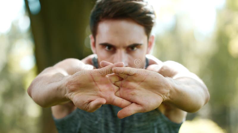 Hombre del deporte que estira las manos antes del entrenamiento de la aptitud al aire libre Hombre de la aptitud metrajes