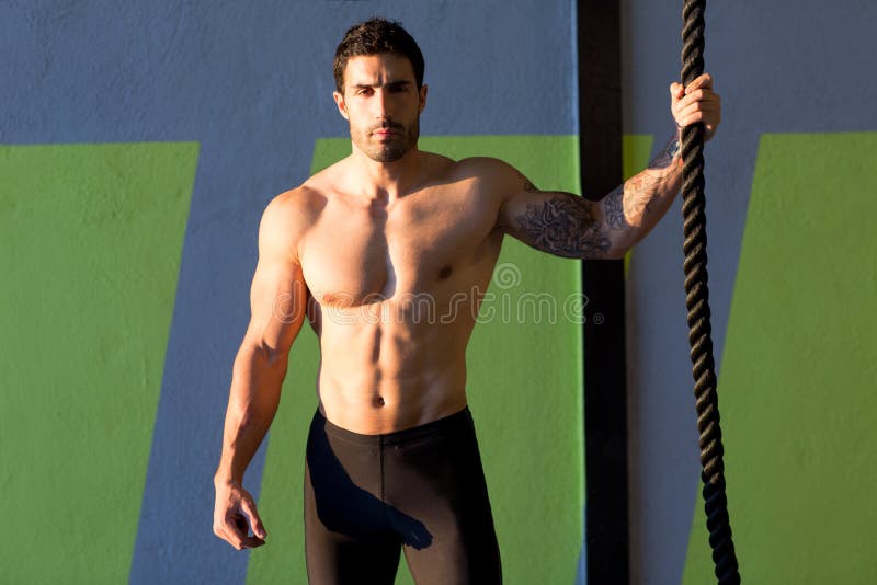 Hombre Del Gimnasio De Crossfit Que Lleva a Cabo La Mano Una Cuerda Que  Sube Foto de archivo - Imagen de aptitud, activo: 28359906