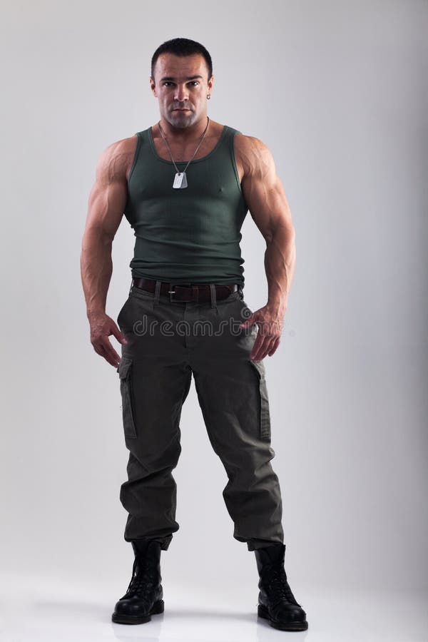 Hombre Del Músculo En Ropa Militar Imagen de archivo - Imagen de vertical,  fuerte: 49932175