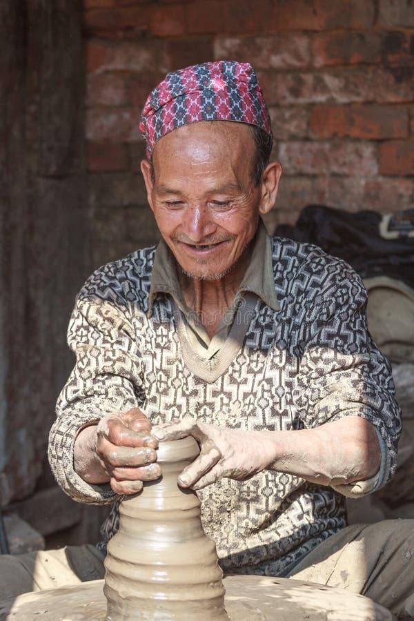 Hombre del Nepali que disfruta de su trabajo de la cerámica fotos de archivo Hombre del Nepali que disfruta de su trabajo de la cerámica fotos de archivo