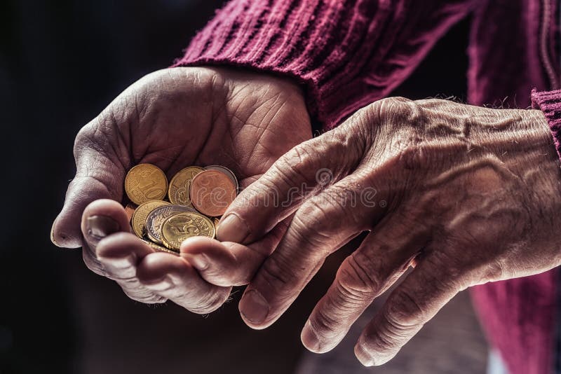 Hombre del pensionista que se sostiene en monedas del euro de las manos Tema de pensiones bajas imagenes de archivo Hombre del pensionista que se sostiene en monedas del euro de las manos Tema de pensiones bajas imagenes de archivo
