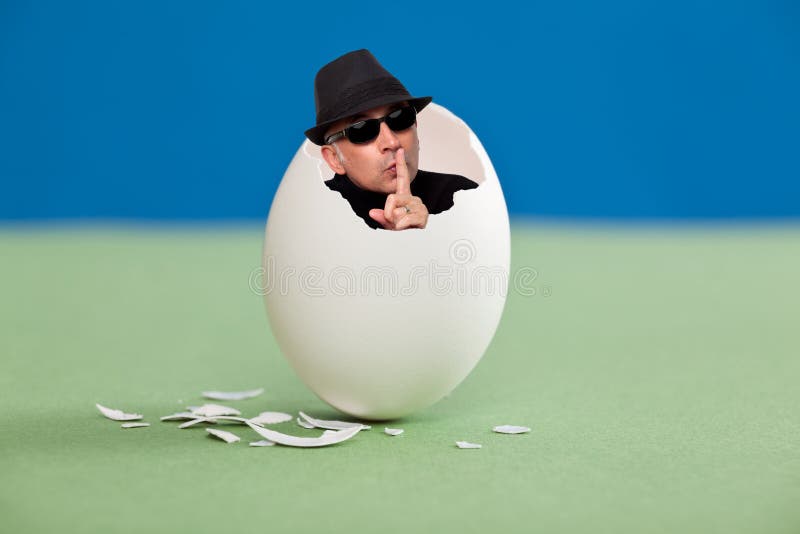 Hombre dentro de un huevo imagen de archivo. Imagen de ropa - 63471003