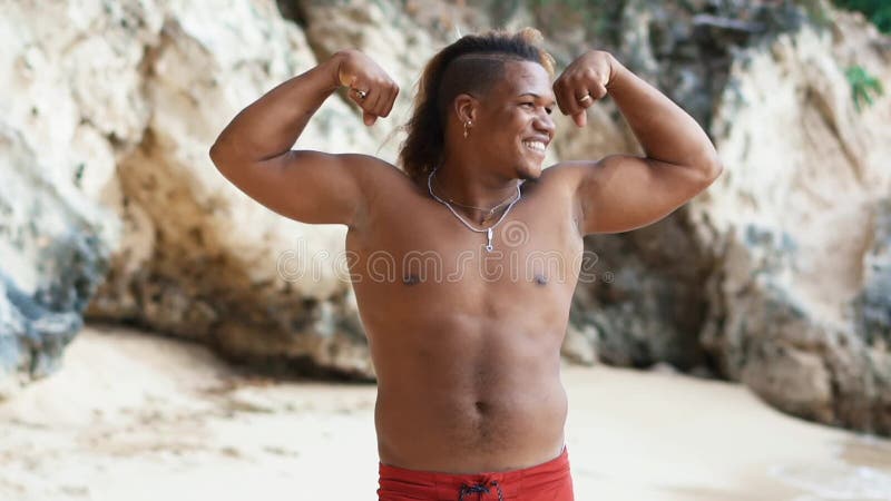 Hombre descamisado afroamericano joven del retrato que se relaja en la playa en puesta del sol almacen de video