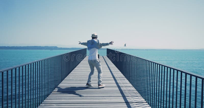 Hombre despreocupado disfrutando de una vida feliz, libertad y éxito metrajes