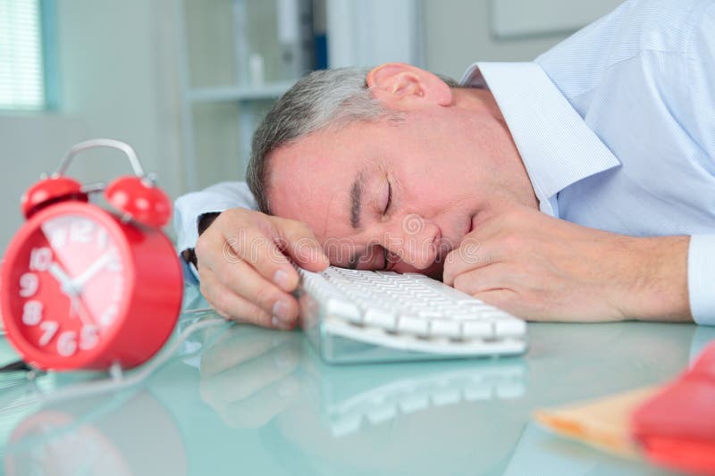 Hombre dormido en carpetas de pila fotografía de archivo libre de regalías