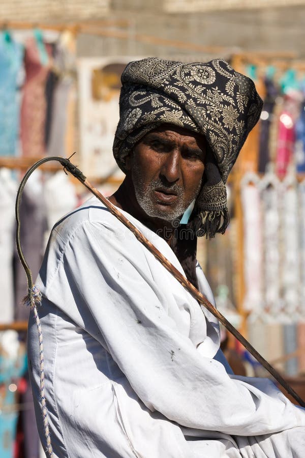 Hombre Egipcio Con El Turbante En El Cairo. Egipto Foto de archivo  editorial - Imagen de humano, polvo: 38872368