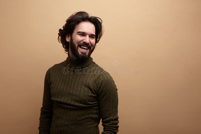 Empresario De Sexo Masculino De Piel Morena Elegante Y Acertado En La