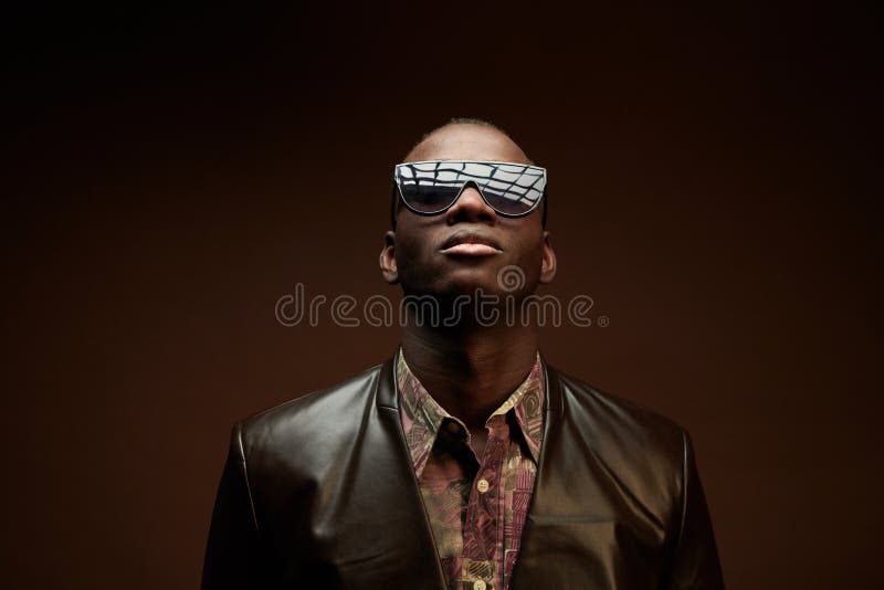 Hombre elegante africano con gafas de sol fotografía de archivo