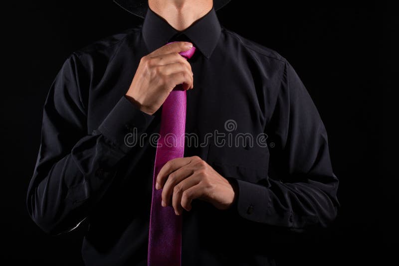 Hombre Elegante Atando Su Corbata Sobre Camisa Negra. Corbata De Ajuste. Negro Y Violeta. Un Joven Empresario Vestido Aislado Imagen de archivo - de persona: 233560897