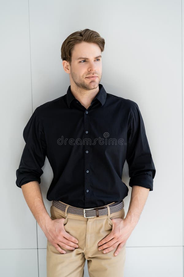 Hombre Elegante Con Camisa Negra Imagen de Imagen de camisa, pared: 245350881