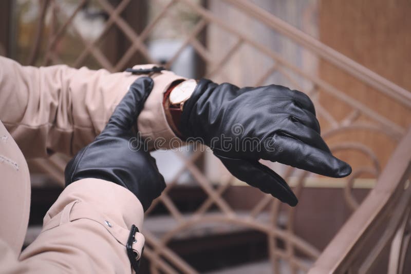 Hombre Elegante Con Guantes De Cuero Negro Mirando Su Reloj En El Armario Foto de archivo - Imagen de amarillento, capa: 203490888 Hombre Elegante Con Guantes De Cuero Negro Mirando Su Reloj En El Armario Foto de archivo - Imagen de amarillento, capa: 203490888