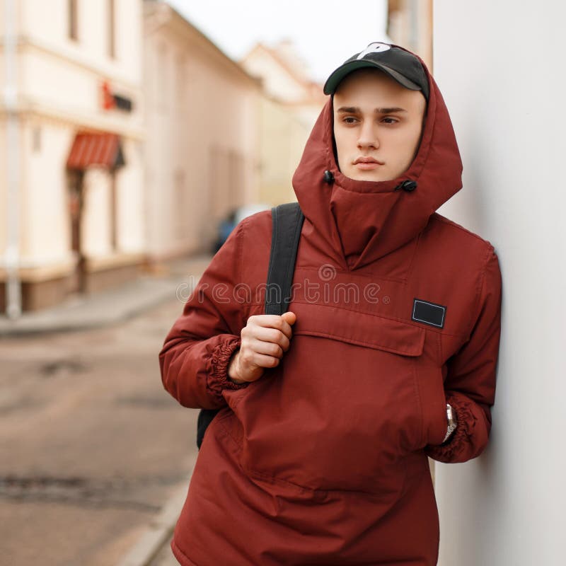 Hombre elegante de moda en una chaqueta de deportes elegante con imagen de archivo Hombre elegante de moda en una chaqueta de deportes elegante con imagen de archivo