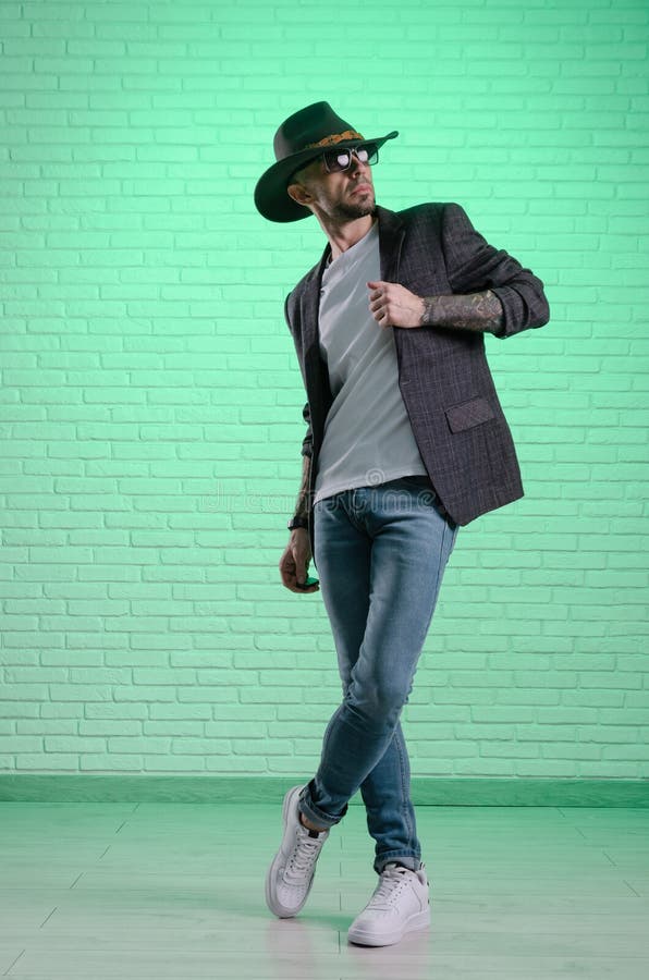 Hombre Elegante De Moda En Una Chaqueta Y Un Sombrero De Vaquero Posa En Estudio Foto de archivo - Imagen de standing, retrato: