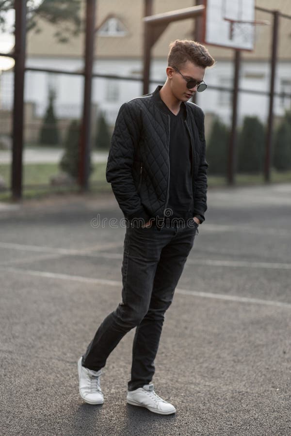 Hombre Elegante Del Inconformista Ropa De Moda Negra Con Los Zapatos Blancos Imagen de archivo - Imagen de actitudes, cara: 129368443