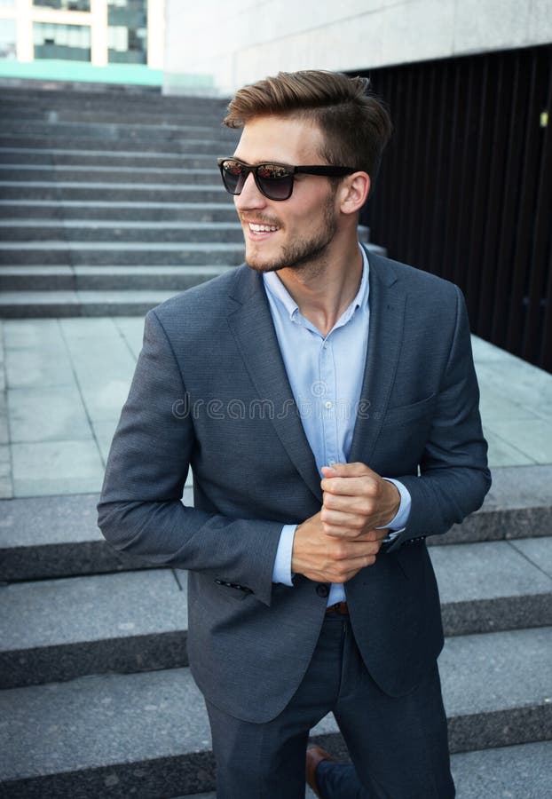 Elegante Hermoso En Traje Y Gafas De Sol En La Calle Foto archivo - Imagen de afuera, hombre: 108778722