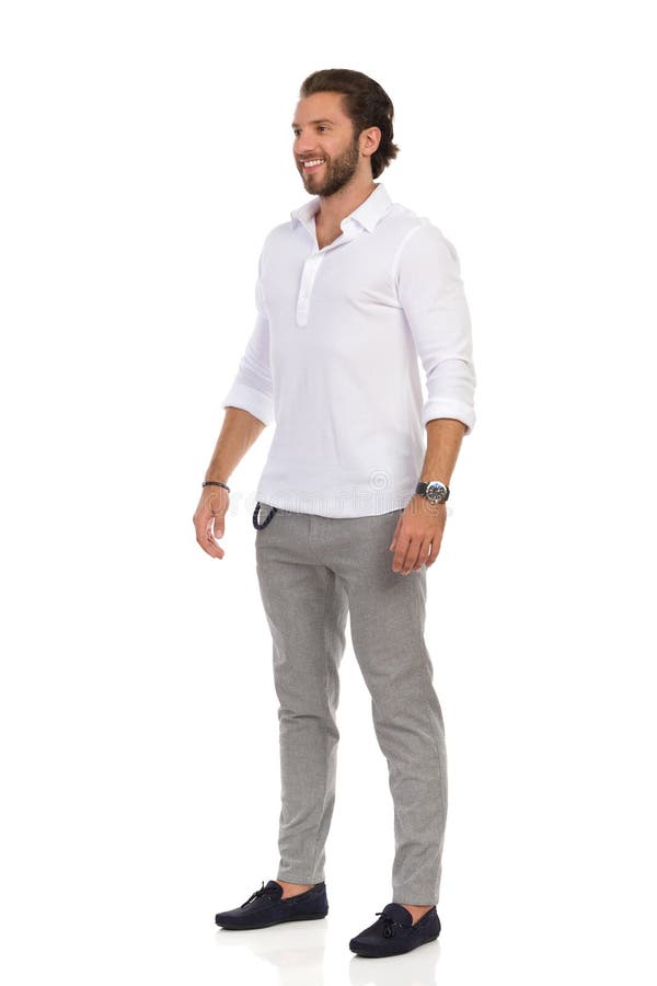 Hombre Con Pantalones Grises Y Camisa Blanca Parado Y Mostrando Al Pulgar Arriba. Vista Imagen de archivo - Imagen de contenido, camisa: 183434409