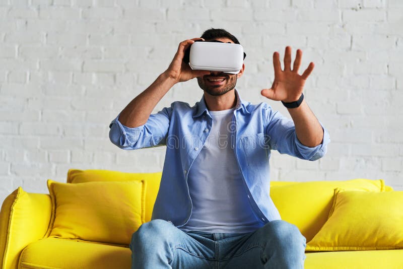 Panda invierno Ortodoxo Hombre Emocionado Con Gafas De Realidad Virtual Sonriendo Atrapando Mientras Tiene Experiencia En Vr Imagen de archivo - Imagen de amarillo, sorprendido: 175461729 Panda invierno Ortodoxo Hombre Emocionado Con Gafas De Realidad Virtual Sonriendo Atrapando Mientras Tiene Experiencia En Vr Imagen de archivo - Imagen de amarillo, sorprendido: 175461729