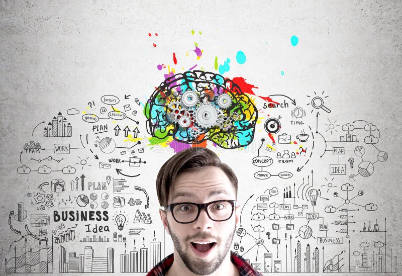 Hombre emocionado en vidrios, cerebro y engranajes fotografía de archivo libre de regalías Hombre emocionado en vidrios, cerebro y engranajes fotografía de archivo libre de regalías