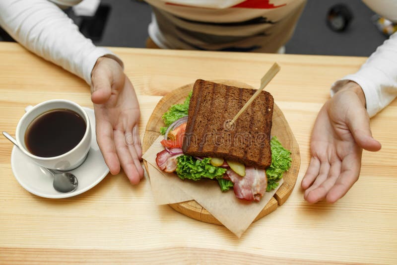 Hombre en café tomar su bocadillo y café de la orden imágenes de archivo libres de regalías Hombre en café tomar su bocadillo y café de la orden imágenes de archivo libres de regalías