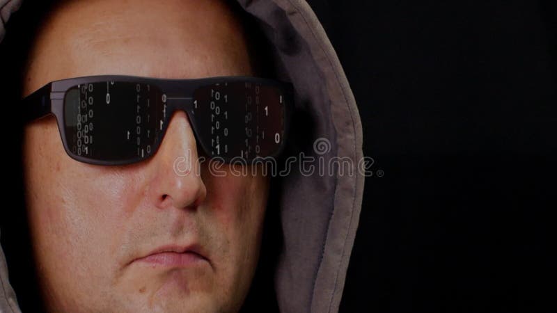Hombre en el capó y anteojos con matriz digital de lluvia