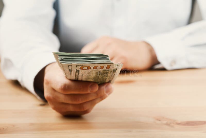 Hombre en el donante de la camisa del dinero El préstamo, finanzas, sueldo, soborno y dona concepto imagenes de archivo Hombre en el donante de la camisa del dinero El préstamo, finanzas, sueldo, soborno y dona concepto imagenes de archivo