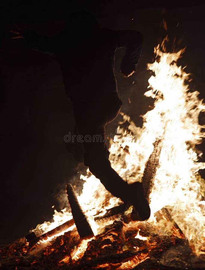 Hombre en el fuego imagen de archivo Hombre en el fuego imagen de archivo