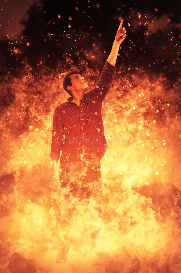 Hombre en el fuego foto de archivo. Imagen de barba, outdoor - 62517930